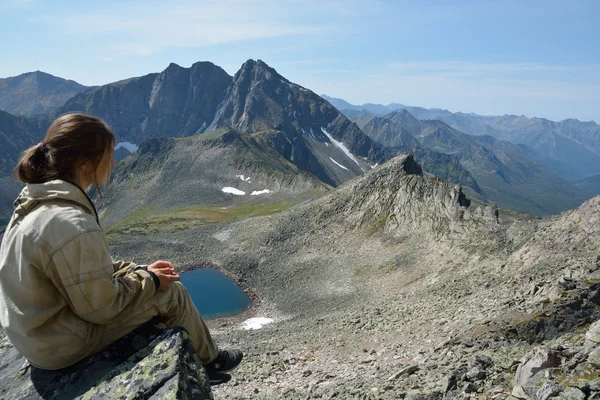 Chica en la cima de un acantilado, mirando sobre el valle y el lago Bar — Foto de Stock