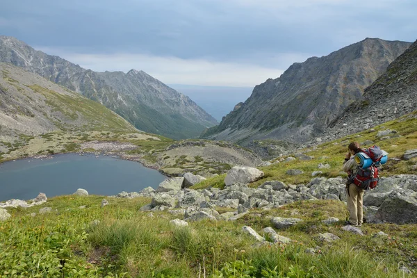 A lány, egy turista úgy néz ki, a tónál, a Barguzi völgyében — Stock Fotó