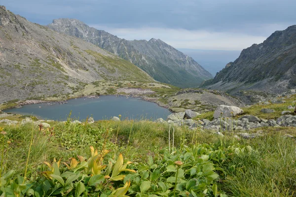 Lago en las montañas de la cresta de Barguzin en el lago Baikal —  Fotos de Stock