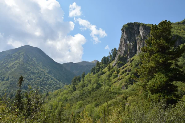 Roca en el barranco Barguzinsky Ridge en el lago Baikal — Foto de Stock