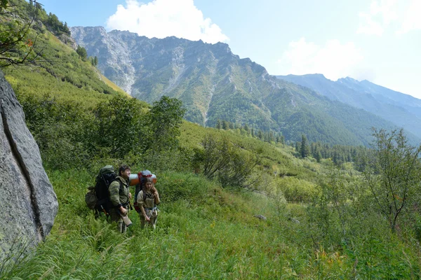 Мужчина и женщина туристы в горах Баргузинского хребта в Лаке — стоковое фото
