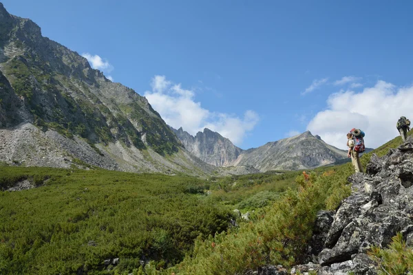 Touristes dans les montagnes de la chaîne de Barguzin — Photo