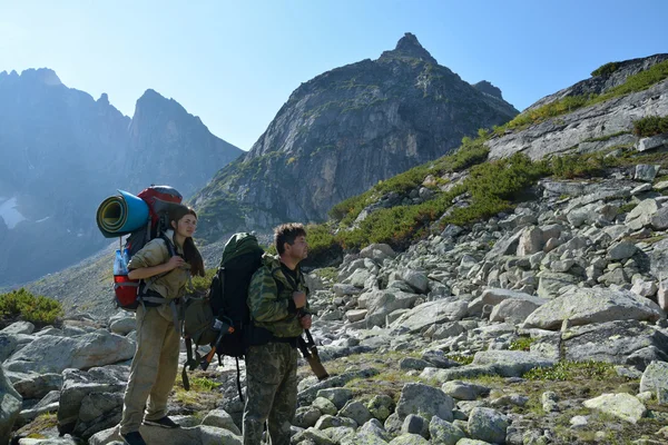 Hombre y mujer turistas en las montañas Barguzinsky Ridge en Lak — Foto de Stock