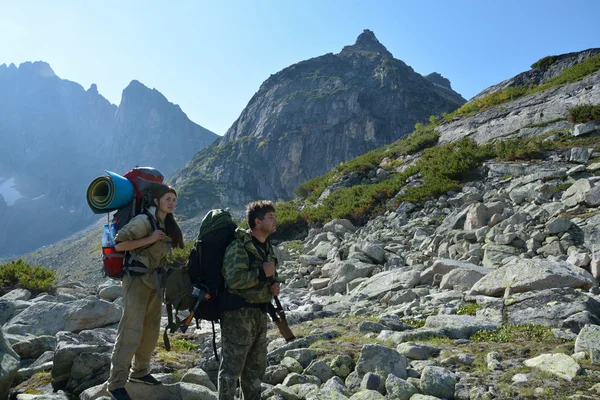 Man and woman tourists in the mountains Barguzinsky Ridge in Lak — Stock Photo, Image