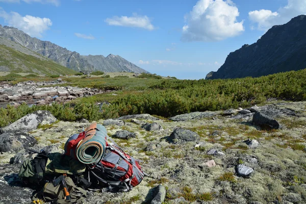 Dağ çayır üzerinde turist sırt çantası