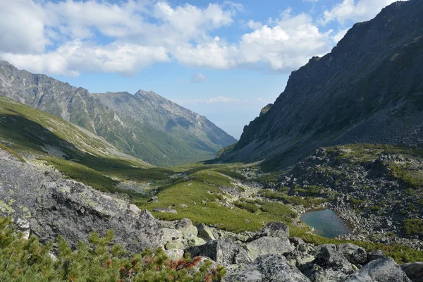 Lac dans la vallée de montagne Barguzinsky crête au lac Baïkal . — Photo