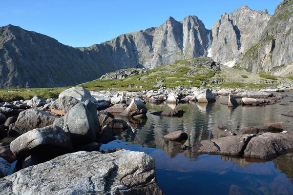 Lago de montaña en la cresta de Barguzin en el lago Baikal —  Fotos de Stock