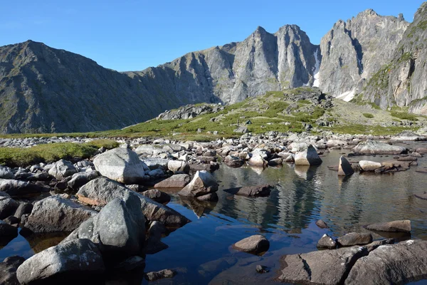 Tótól a hegység Barguzini Ridge, a Bajkál-tó. — Stock Fotó