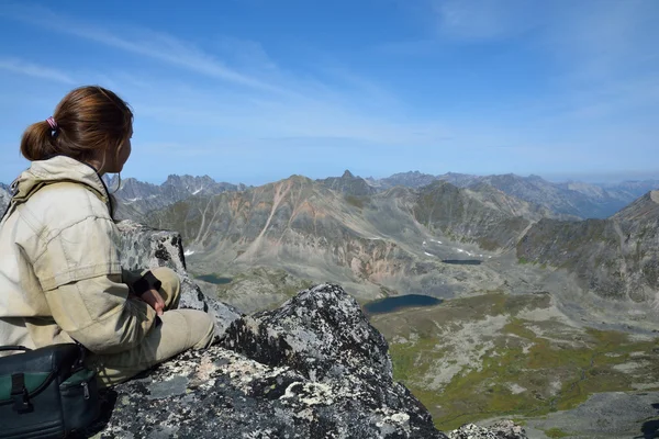 Chica en la cima de un acantilado, mirando sobre el valle y el lago Bar —  Fotos de Stock