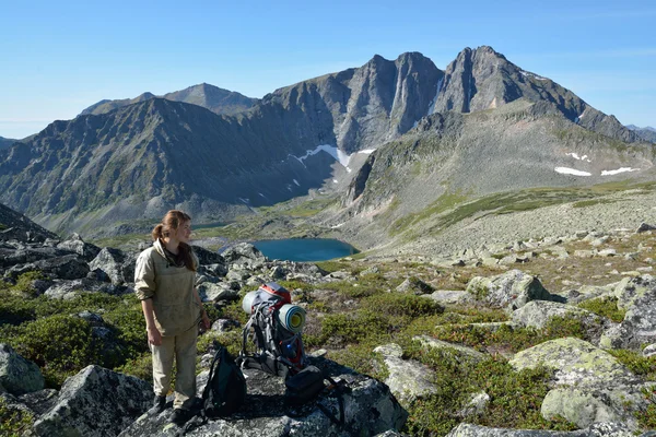 Joven, hermosa turista mujer en la cima de una cresta de montaña Ba — Foto de Stock