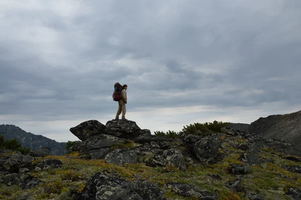 Mujer joven turista caminando en la cima de la cresta de la montaña Barguzi —  Fotos de Stock