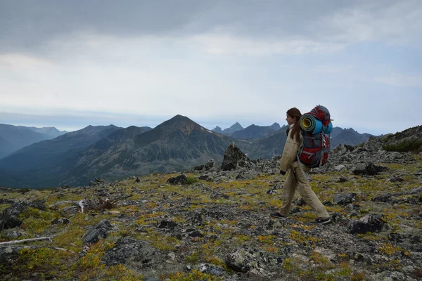 Mujer joven turista caminando en la cima de la cresta de la montaña Barguzi —  Fotos de Stock