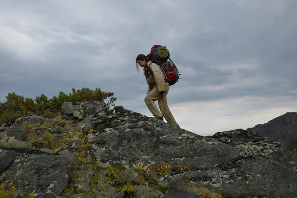 Young woman tourist walking on top of the mountain ridge Barguzi — Stock Photo, Image