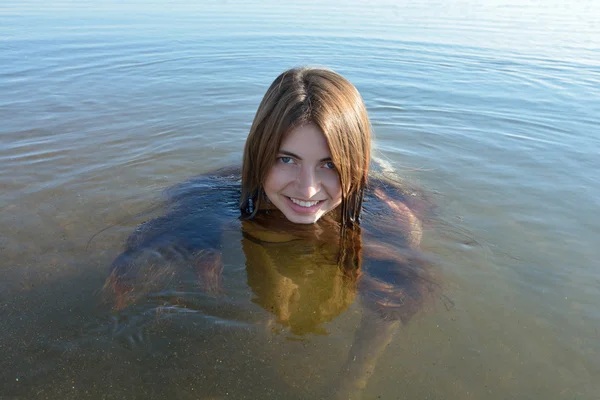 Baikal jovem, linda menina sorrindo flutua — Fotografia de Stock