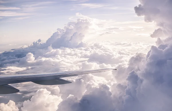 Passagierflugzeug hoch am Himmel — Stockfoto