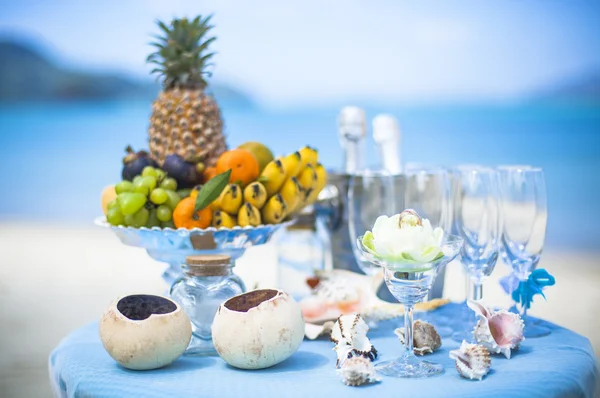 Bröllops bord med frukt och champagne på bakgrund av havet — Stockfoto