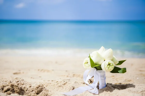 Bouquet da sposa sullo sfondo del mare — Foto Stock