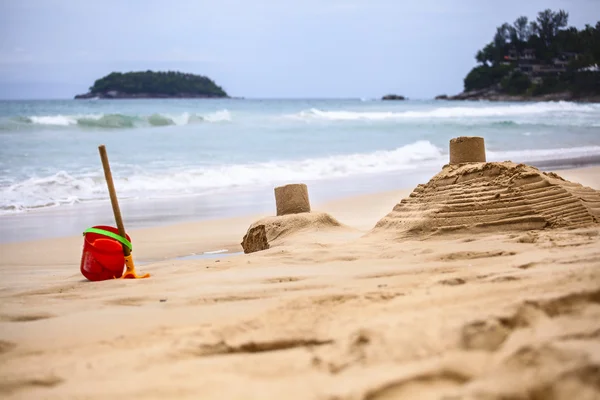 Sand castles made by children on the background of the sea — Stock Photo, Image