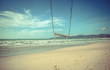 Dalgalar deniz karşı salıncak