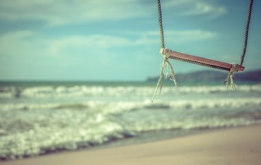 Dalgalar deniz karşı salıncak