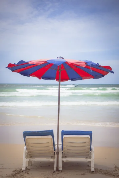 Sun lounger on Deserted wild beach tropical paradise — Stock Photo, Image