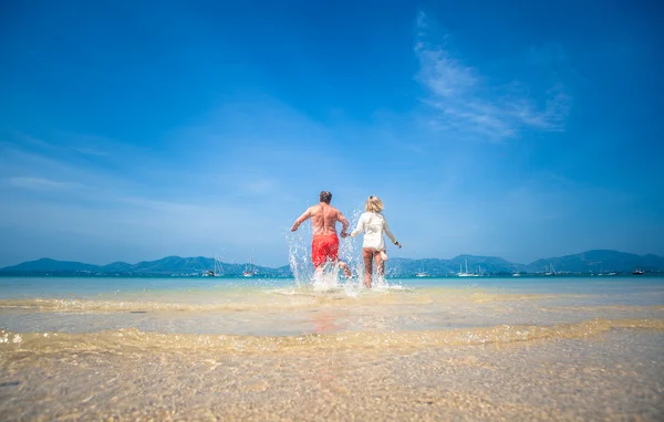 Amante casal em uma praia tropical contra o mar — Fotografia de Stock