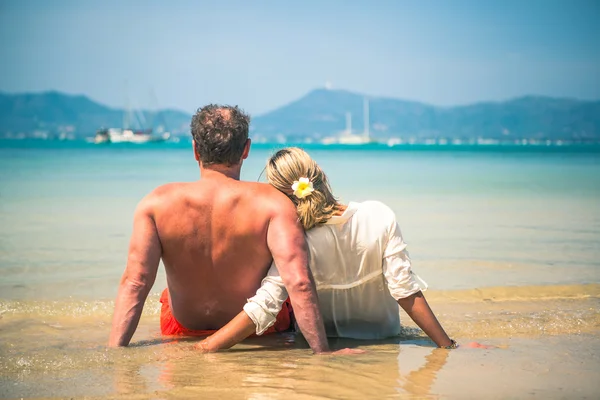 Lyckliga Loving paret på en tropisk strand mot havet Similan Island — Stockfoto