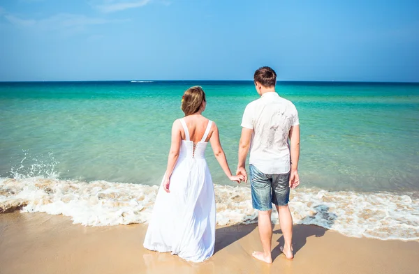 Pareja cariñosa en una playa tropical contra el mar — Foto de Stock