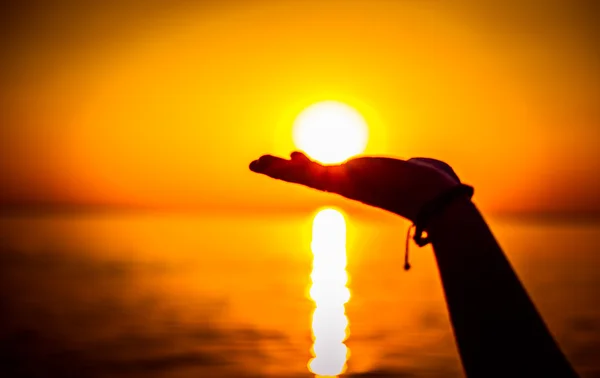 Hands in the shape of a heart on the background of the sea — Stock Photo, Image