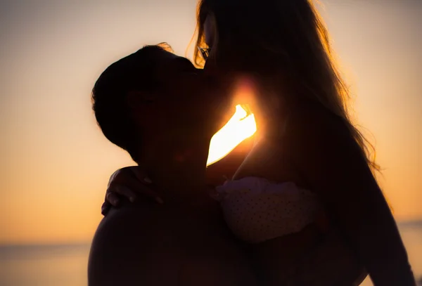 Happy Loving couple sur une plage tropicale contre la mer — Photo