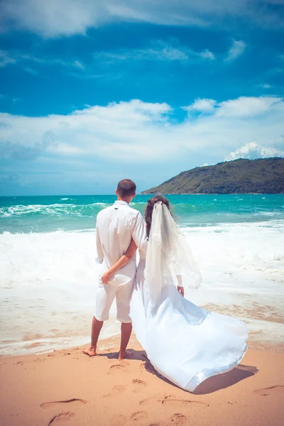 Couple amoureux au bord de la mer — Photo