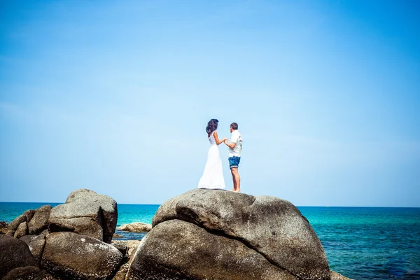 Loving couple on a tropical beach against the sea — Stock Photo, Image