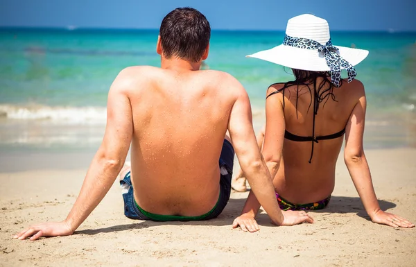 Loving couple on a tropical beach against the sea — Stock Photo, Image