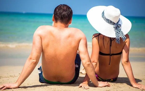 Loving couple on a tropical beach against the sea — Stock Photo, Image