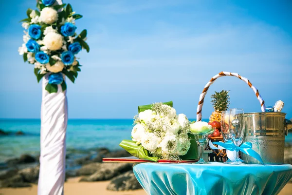 Hochzeitstisch mit Obst und Champagner vor dem Hintergrund des Meeres — Stockfoto