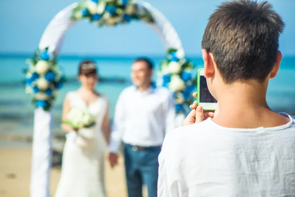 Homem e mulher fotografados na praia — Fotografia de Stock