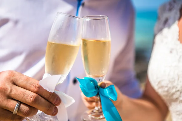 Homme et femme avec verres de champagne au bord de la mer — Photo