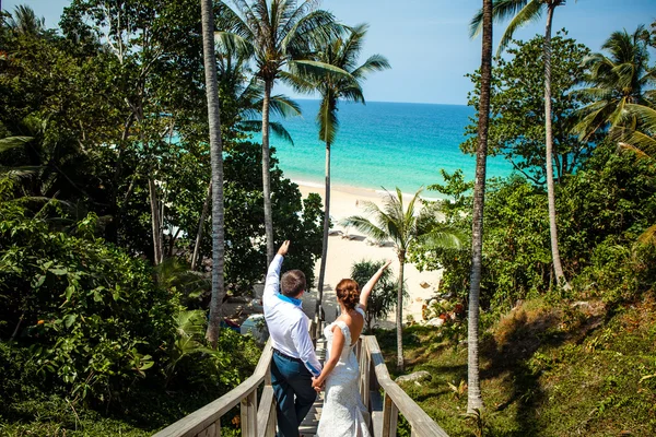 Pareja cariñosa en una playa tropical contra el mar —  Fotos de Stock