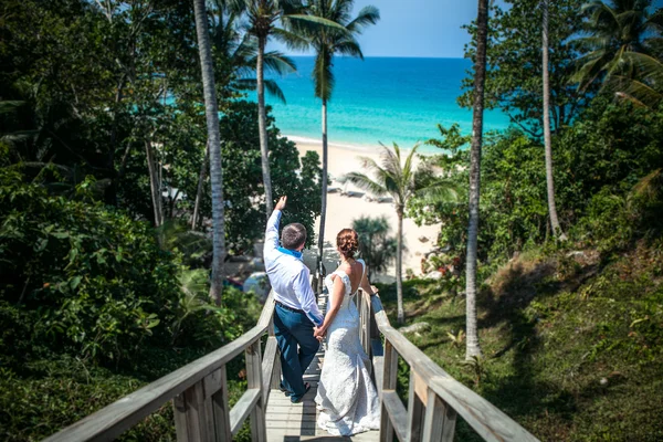 Loving couple on a tropical beach against the sea — Stock Photo, Image