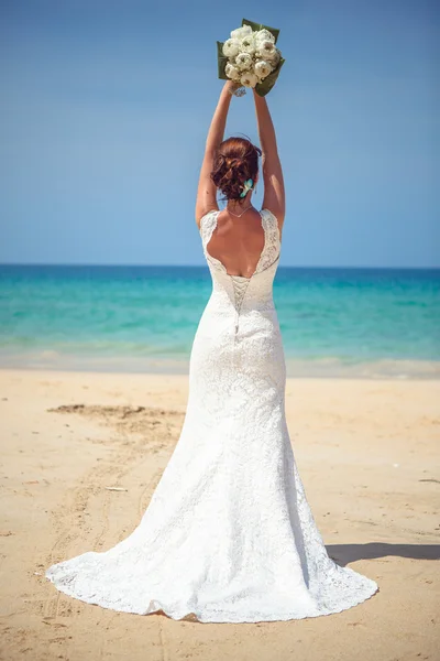 Chica en vestido de novia en el fondo de los arcos de la boda en el paseo marítimo —  Fotos de Stock