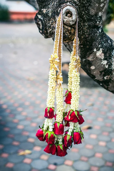 Blumen Hochzeitszeremonie im thailändischen Stil Tempel — Stockfoto