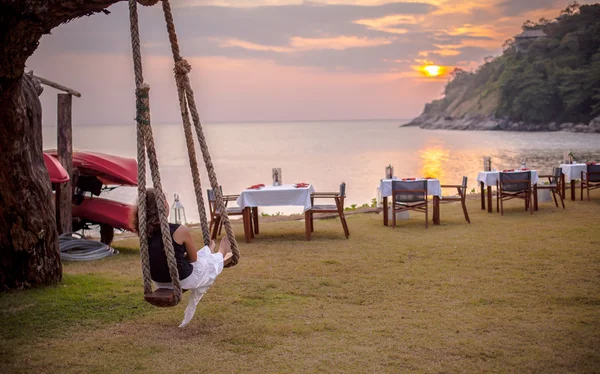 Dziewczyna na huśtawce podziwianie zachodów słońca nad morzem Tajlandia phuket — Zdjęcie stockowe