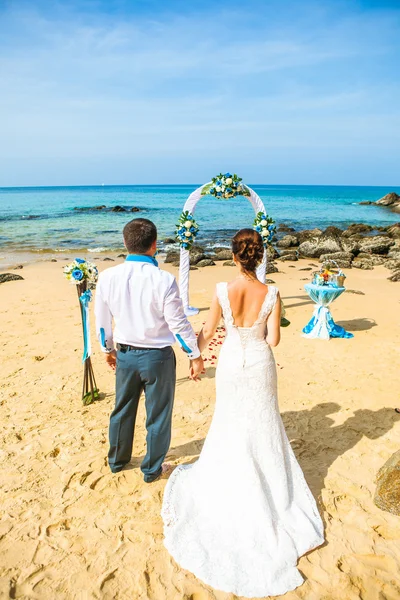 Hochzeitszeremonie am Ufer des Ozeans lizenzfreie Stockfotos