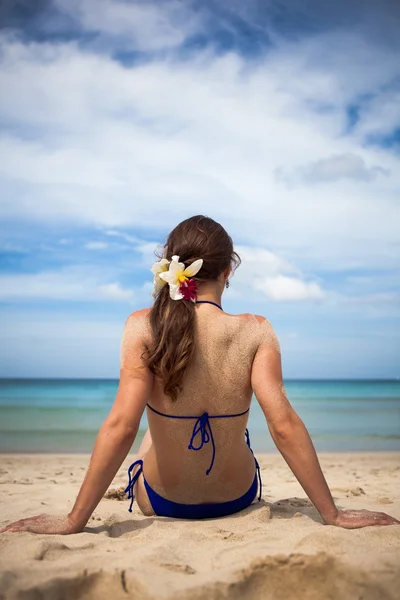 Meisje in een bikini op de achtergrond van de zee — Stockfoto