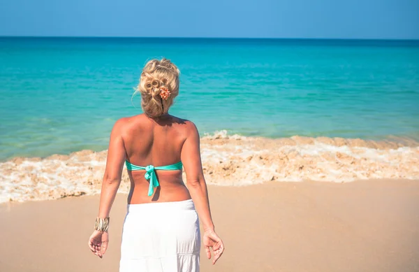 Pige i bikini på baggrund af havet - Stock-foto