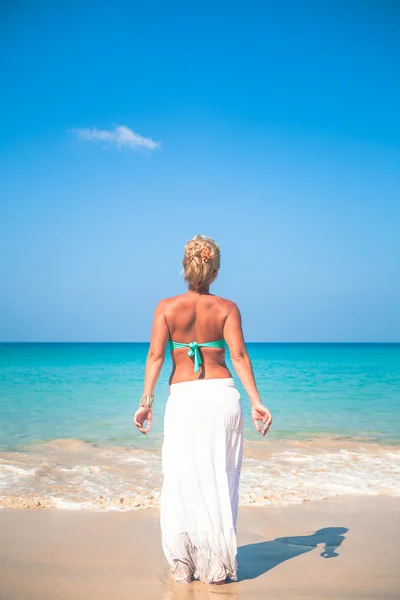 Mädchen im Bikini auf dem Hintergrund des Meeres — Stockfoto