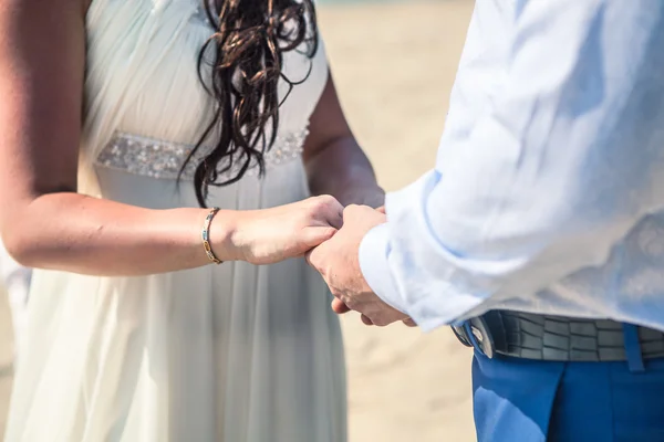 Um homem usa um casamento de mulher anel — Fotografia de Stock