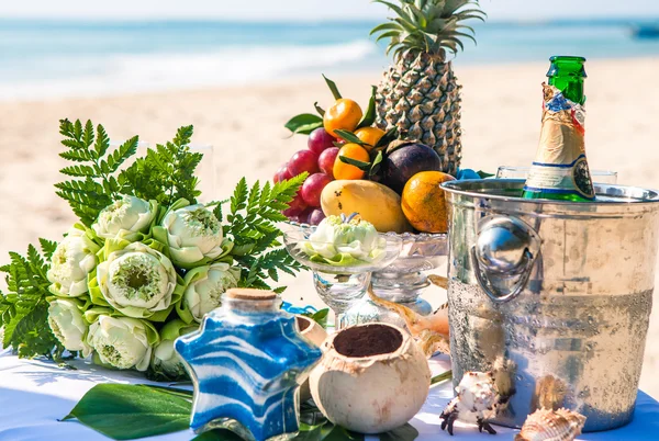 Tavola nuziale con frutta e champagne in spiaggia — Foto Stock