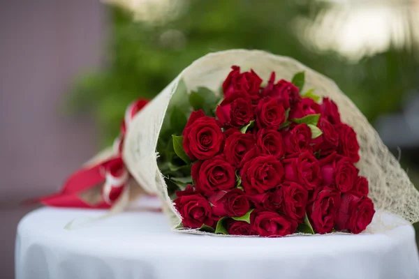 Ein Blumenstrauß aus hundert roten Rosen — Stockfoto