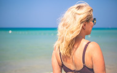 Cinsel kız bikini deniz arka plan üzerinde